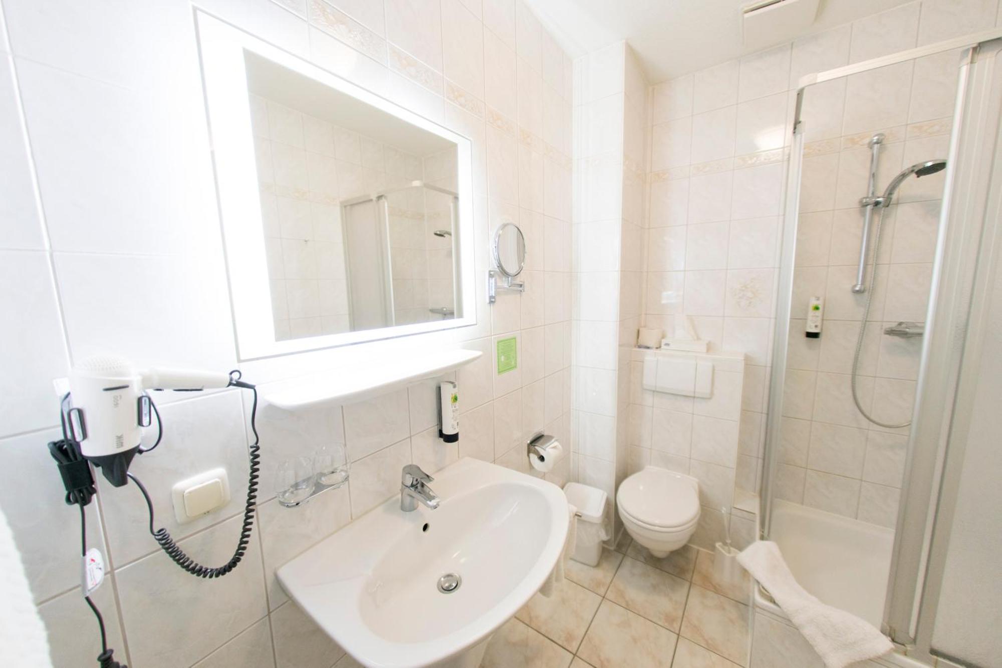 Das Fritz Hotel Schwerin Schoene Lage Im Gruenen Mit Regionaler Kueche Kostenfreien Parkplaetzen Und E Ladestation Exterior foto